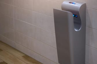 Moderner Händetrockner auf einer öffentlichen Toilette.