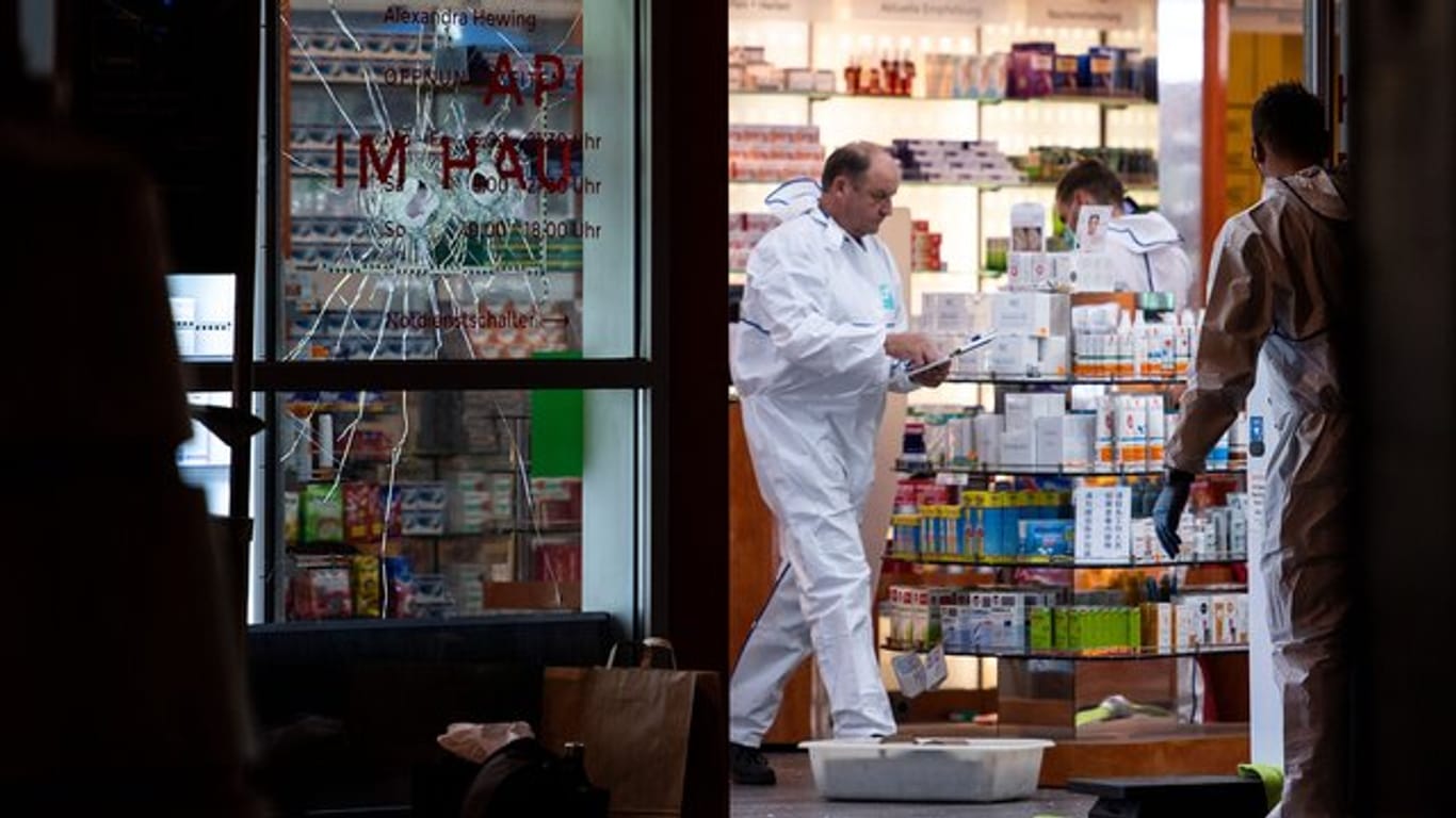 Spurensicherung der Polizei in der Apotheke im Hauptbahnhof, in der sich zuvor eine Geiselnahme ereignet hatte.