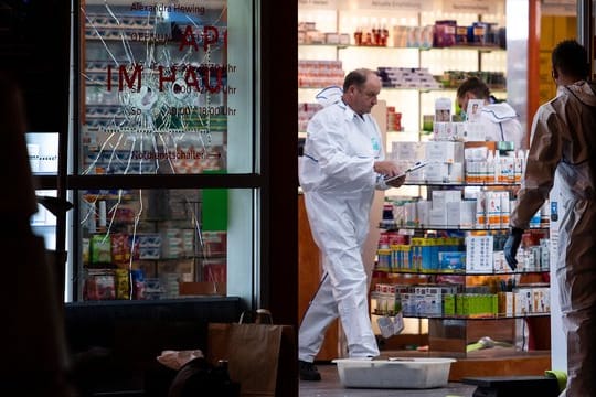 Spurensicherung der Polizei in der Apotheke im Hauptbahnhof, in der sich zuvor eine Geiselnahme ereignet hatte.