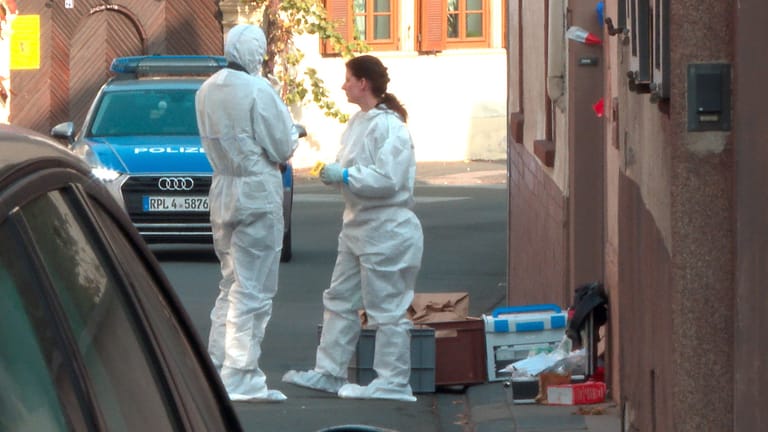 Spurensicherung am Tatort: Bei einem mutmaßlichen Familiendrama in Kirchheim sind zwei Menschen ums Leben gekommen.