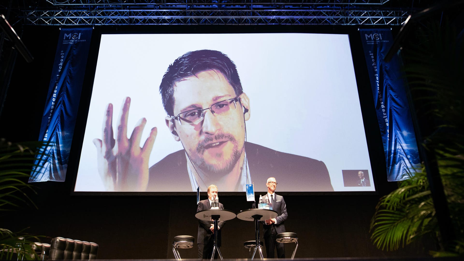 Whistleblower Edward Snowden spricht zu Studenten der Wirtschafts-Uni MCI in Innsbruck. Im Vordergrund Snowden-Anwalt Robert Tibbo (links) und Andreas Altmann (Rektor MCI).