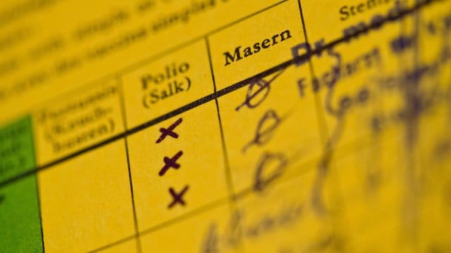 Ein Impfbuch mit markierten Feldern für Polio und Masern.