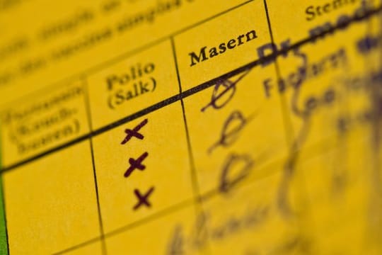 Ein Impfbuch mit markierten Feldern für Polio und Masern.