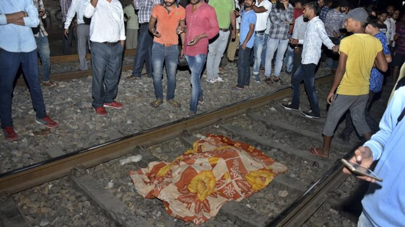 Nahe des indischen Amritsar ist während eines religiösen Hindu-Festes ein Zug in eine Menschenmenge gefahren.