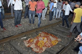 Nahe des indischen Amritsar ist während eines religiösen Hindu-Festes ein Zug in eine Menschenmenge gefahren.