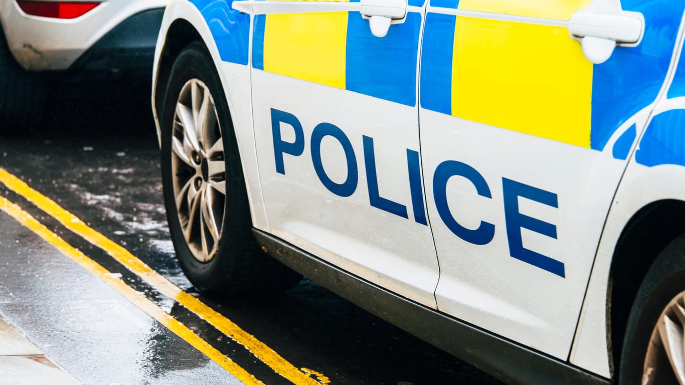 Fahrzeug der britischen Polizei: In Huddersfield soll eine Bande rund ein Dutzend Mädchen immer wieder vergewaltigt haben.