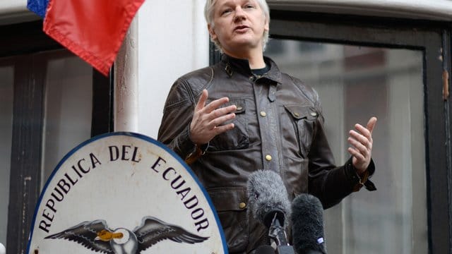 Wikileaks-Gründer Julian Assange auf dem Balkon der Botschaft von Ecuador in London.