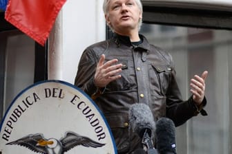 Wikileaks-Gründer Julian Assange auf dem Balkon der Botschaft von Ecuador in London.
