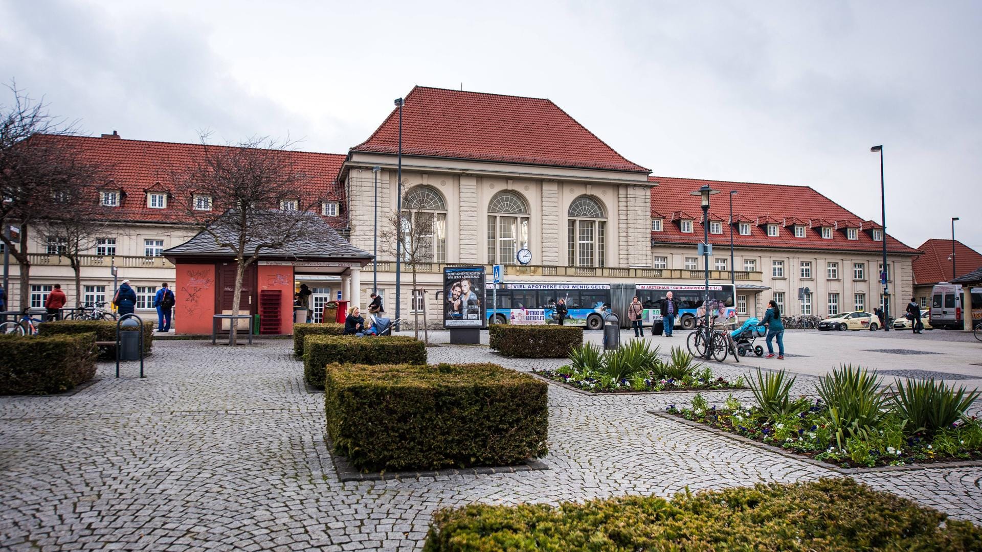 Der Bahnhof in Weimar: Hier haben Mitarbeiter in einem Schließfach offenbar ein Sturmgewehr gefunden. Der Bahnhof in Weimar: Hier haben Mitarbeiter in einem Schließfach offenbar ein Sturmgewehr gefunden.