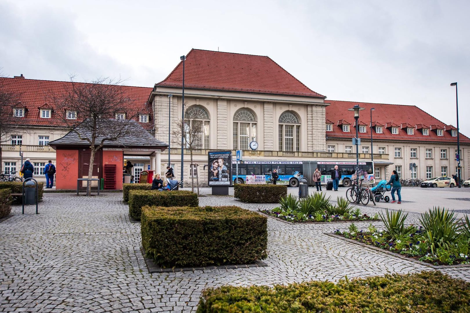 Der Bahnhof in Weimar: Hier haben Mitarbeiter in einem Schließfach offenbar ein Sturmgewehr gefunden.