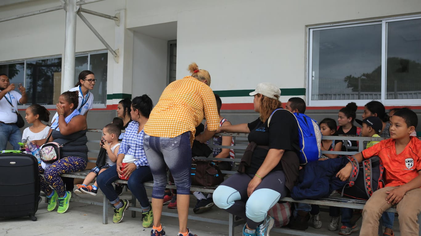 Ihr Ziel sind die USA: Frauen und Kinder warten an der Grenze zwischen Guatemala und Mexiko auf den Weitermarsch.