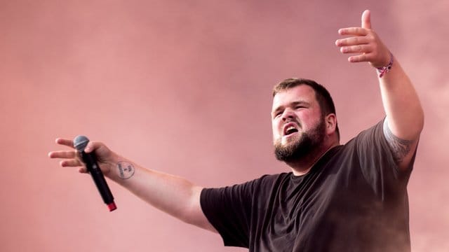 "Feine Sahne Fischfilet"-Frontmann Jan "Monchi" Gorkow auf der Bühne.