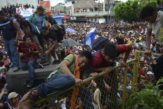 Seit Beginn der Woche hatten sich Tausende Migranten an der Grenze gesammelt, unter ihnen viele Kinder und Frauen.