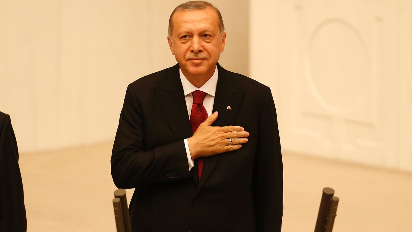 Alter und neuer Staatspräsident: Recep Tayyip Erdogan legt seinen Amtseid ab.