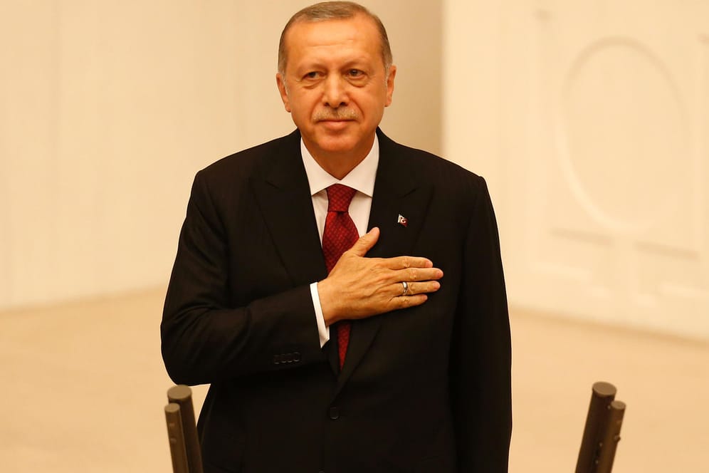 Alter und neuer Staatspräsident: Recep Tayyip Erdogan legt seinen Amtseid ab.