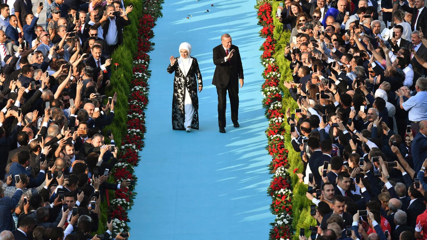 Nach der Wahl im Juli: Erdogan und seine Frau Emine bei der Ankunft am Präsidentenpalast.