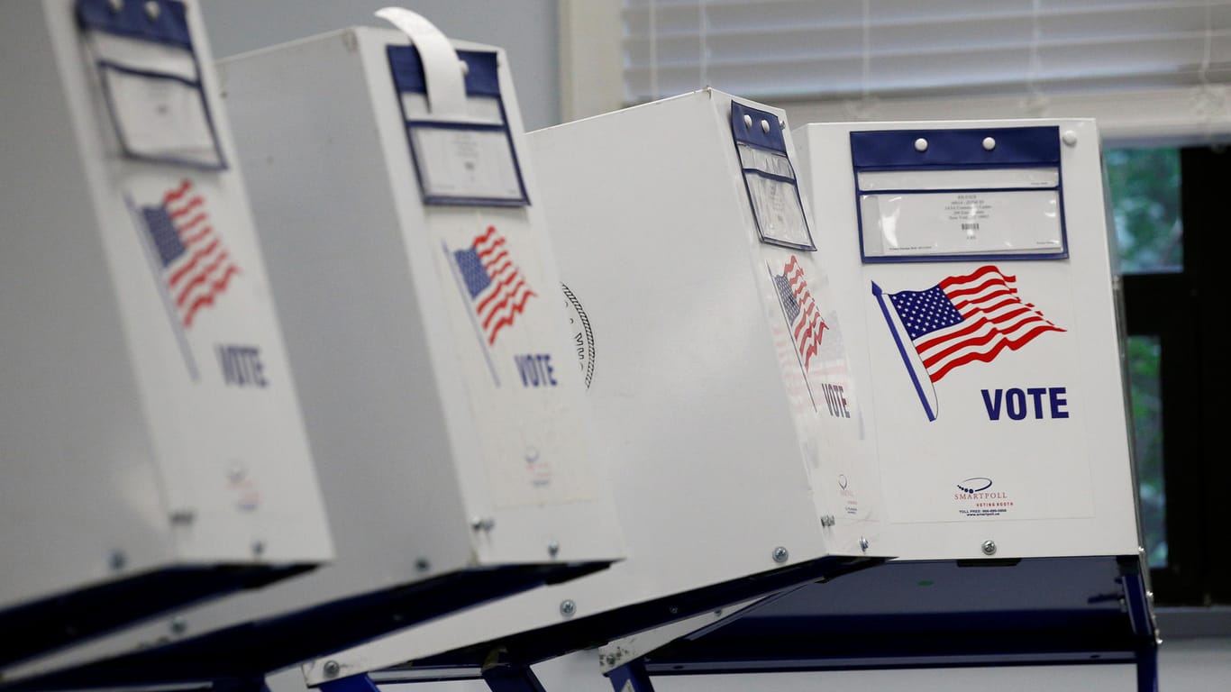 Eine Wahlkabine in den USA: Eine Russin wurde nun angeklagt, weil sie mit einem Millionenbudget versucht haben soll, Einfluss auf die Wahlentscheidung von US-Bürgern zu nehmen.