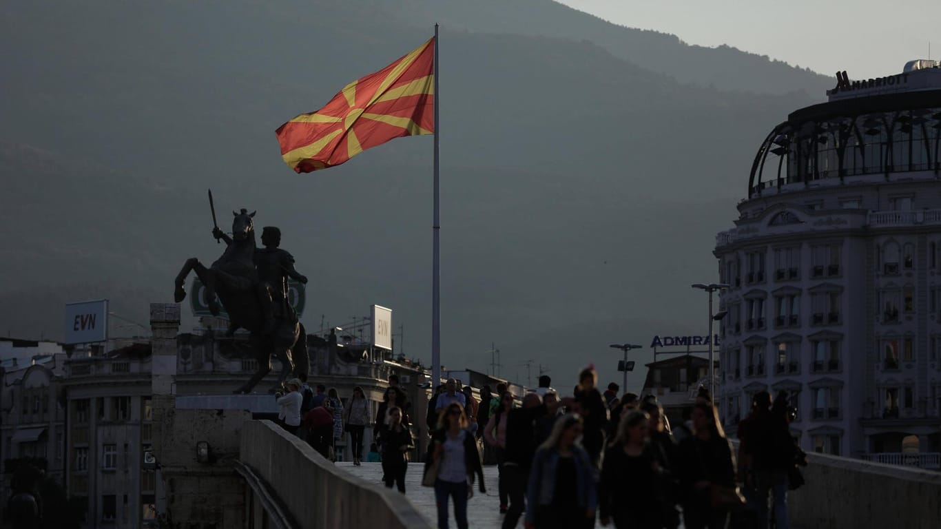 Eine Nationalflagge in Skopje, der Hauptstadt von Mazedonien: Mit der Namensänderung hofft die ehemalige jugoslawische Republik, in die EU aufgenommen zu werden. Bislang hatte Griechenland das verhindert.