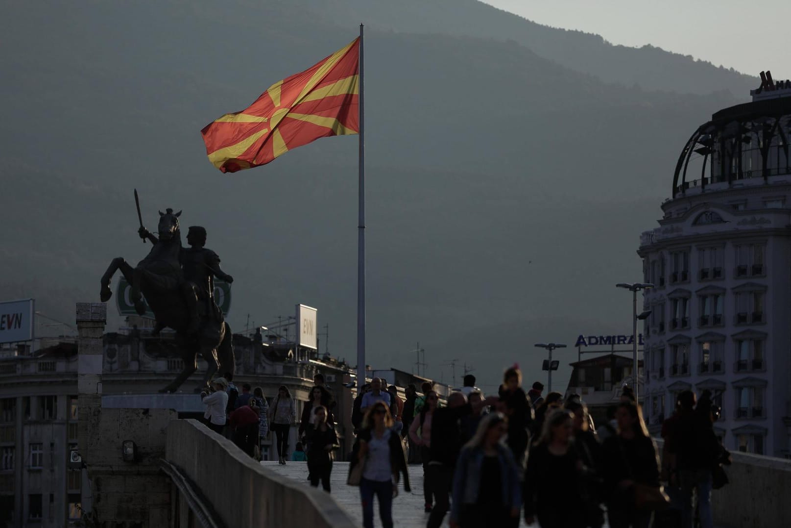 Eine Nationalflagge in Skopje, der Hauptstadt von Mazedonien: Mit der Namensänderung hofft die ehemalige jugoslawische Republik, in die EU aufgenommen zu werden. Bislang hatte Griechenland das verhindert.