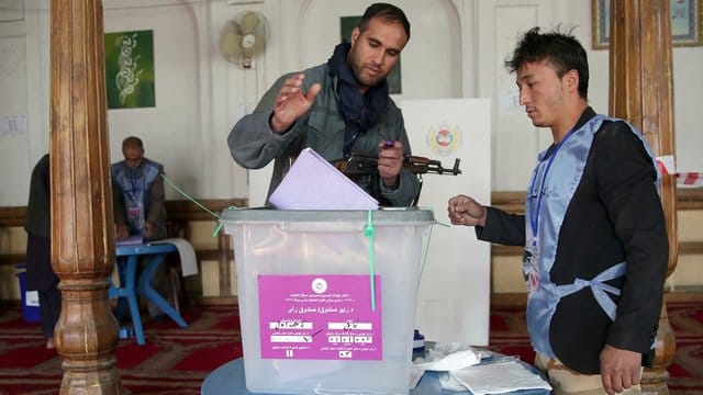 Ein Polizist bei der Stimmabgabe in Kabul: Laut Unabhängiger Wahlkommission registrierten sich rund 8,8 Millionen Afghanen zur Wahl.