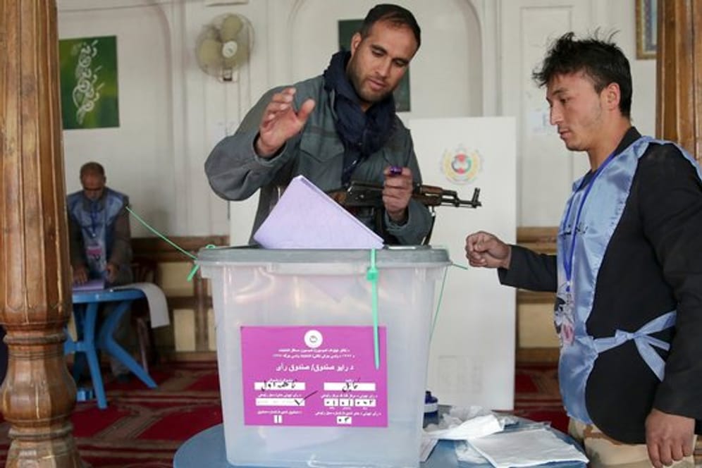 Ein Polizist bei der Stimmabgabe in Kabul: Laut Unabhängiger Wahlkommission registrierten sich rund 8,8 Millionen Afghanen zur Wahl.