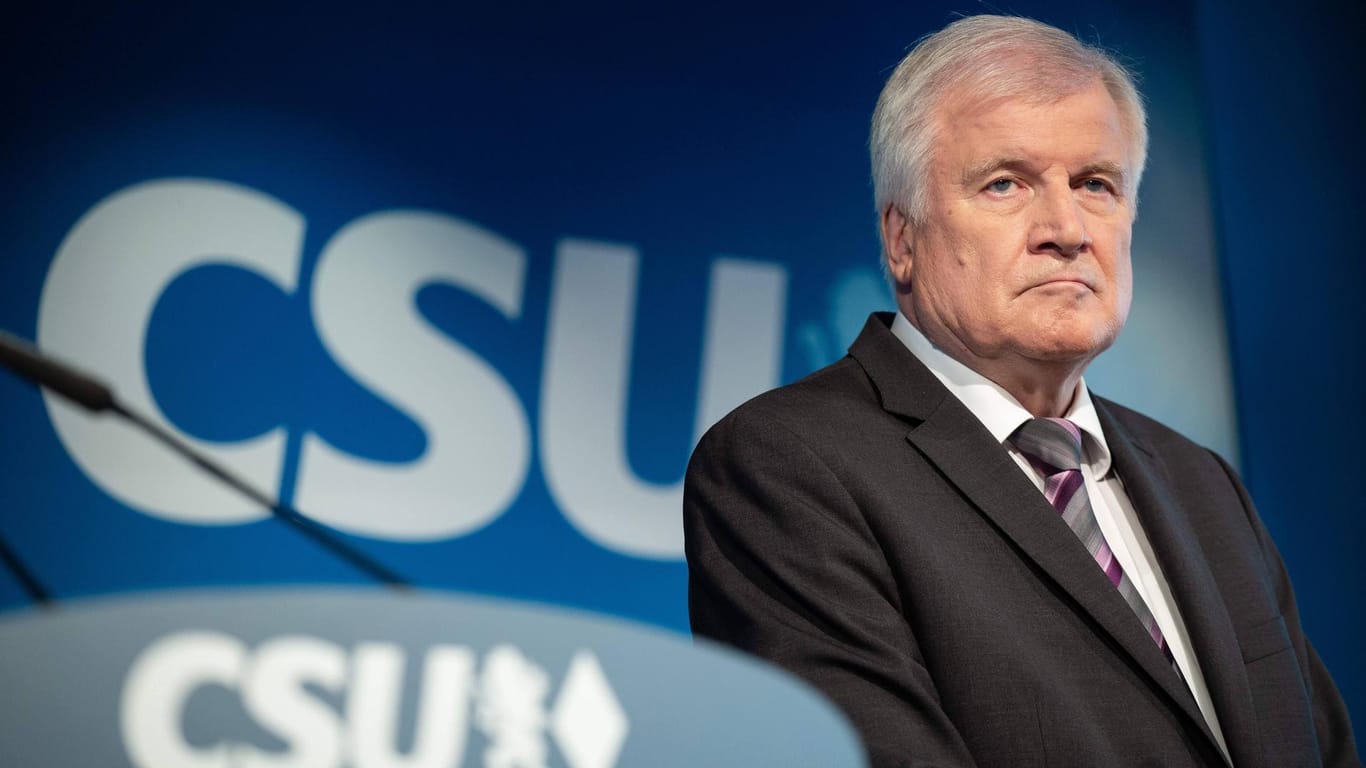 Innenminister und CSU-Chef Horst Seehofer: Die Rufe nach seinem Rücktritt werden nun auch innerhalb der Partei lauter. Auf einem Sonderparteitag soll darüber entschieden werden.