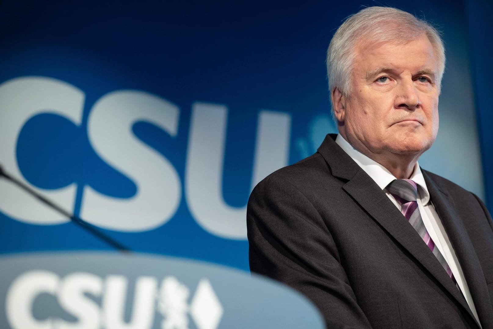 Innenminister und CSU-Chef Horst Seehofer: Die Rufe nach seinem Rücktritt werden nun auch innerhalb der Partei lauter. Auf einem Sonderparteitag soll darüber entschieden werden.