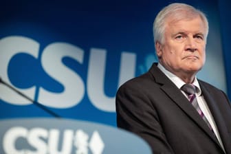 Innenminister und CSU-Chef Horst Seehofer: Die Rufe nach seinem Rücktritt werden nun auch innerhalb der Partei lauter. Auf einem Sonderparteitag soll darüber entschieden werden.