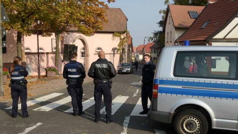 Polizeibeamte am Tatort in Kirchheim.