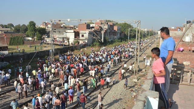 Das Unglück geschah in der Nähe der Stadt Amritsar im Bundesstaat Punjab im äußersten Norden Indiens.