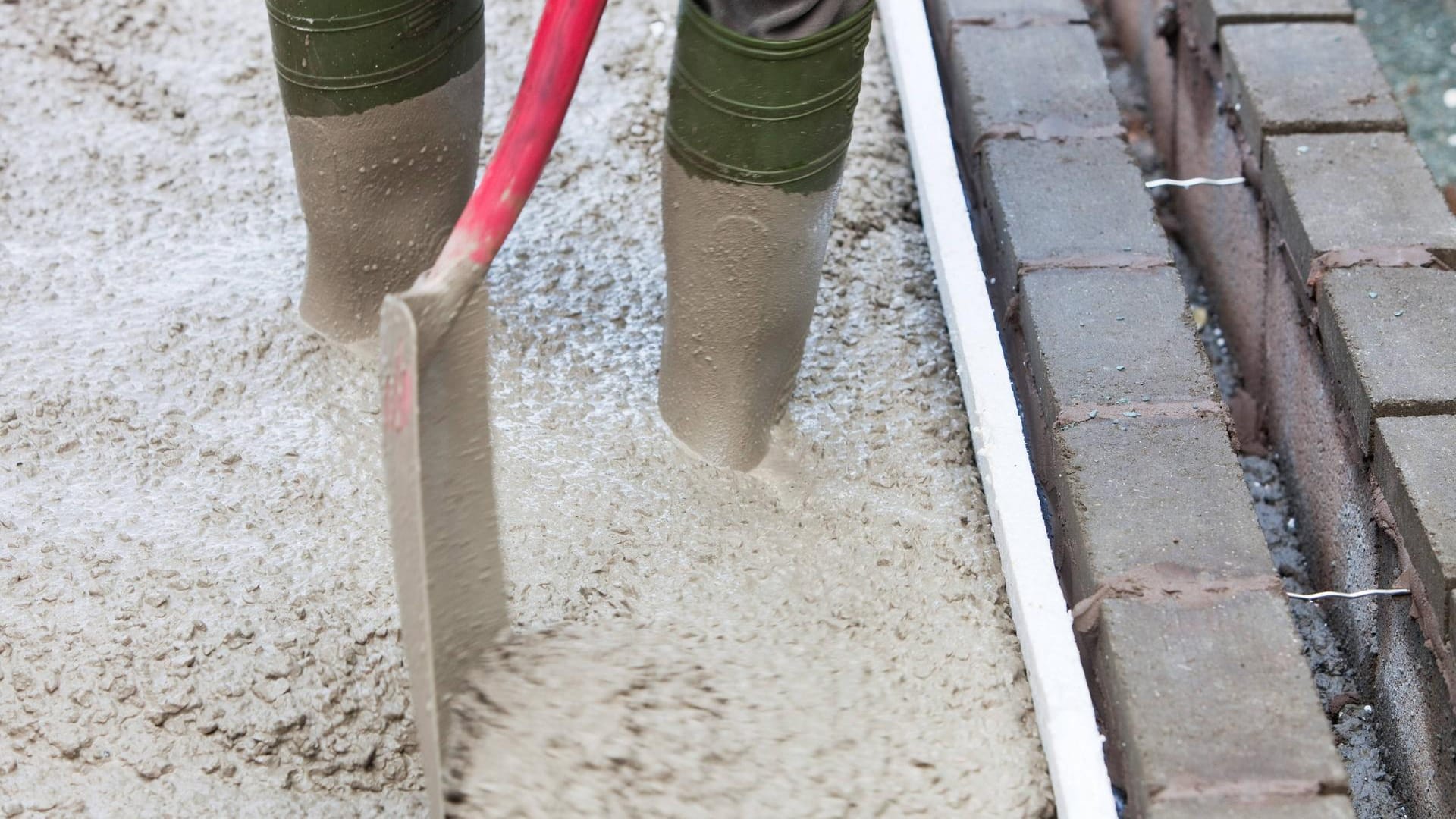 Ein Mann steht in frischen Beton: In Kanada hat ein Deutscher seine Ehefrau ermordet und einbetoniert. Danach schrieb er Briefe in ihrem Namen, damit das Verschwinden nicht auffällt. Vor Gericht gestand er nun die Tat. Ein Mann steht in frischen Beton: In Kanada hat ein Deutscher seine Ehefrau ermordet und einbetoniert. Danach schrieb er Briefe in ihrem Namen, damit das Verschwinden nicht auffällt. Vor Gericht gestand er nun die Tat.