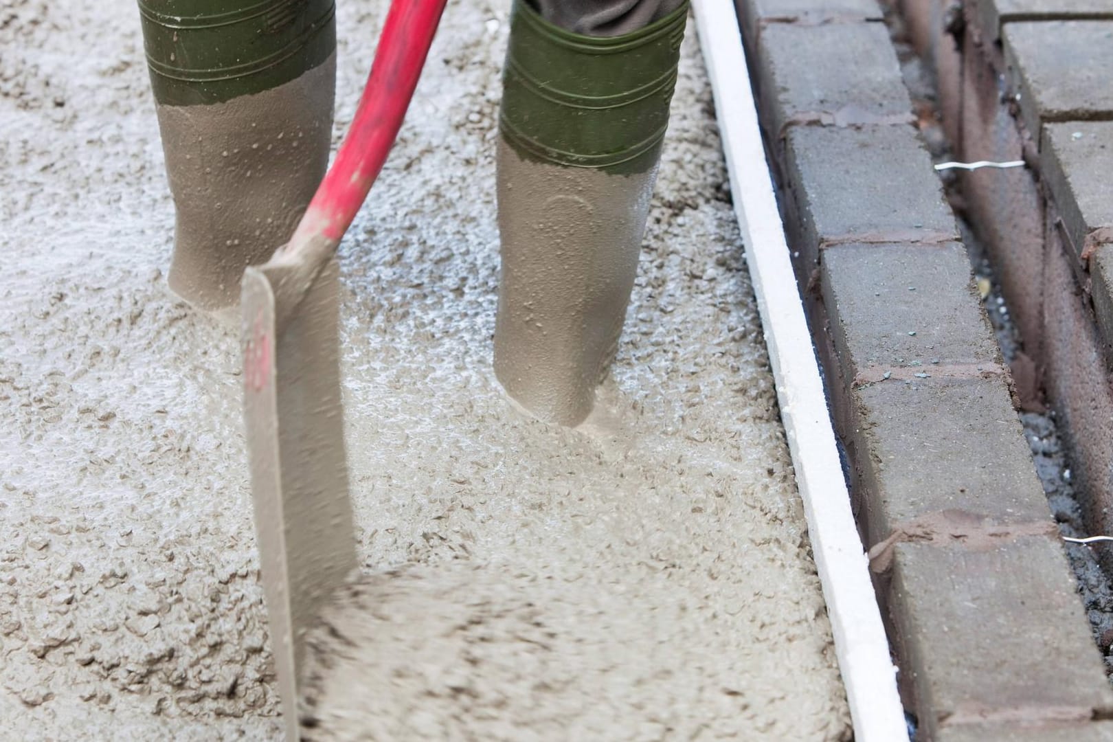 Ein Mann steht in frischen Beton: In Kanada hat ein Deutscher seine Ehefrau ermordet und einbetoniert. Danach schrieb er Briefe in ihrem Namen, damit das Verschwinden nicht auffällt. Vor Gericht gestand er nun die Tat.