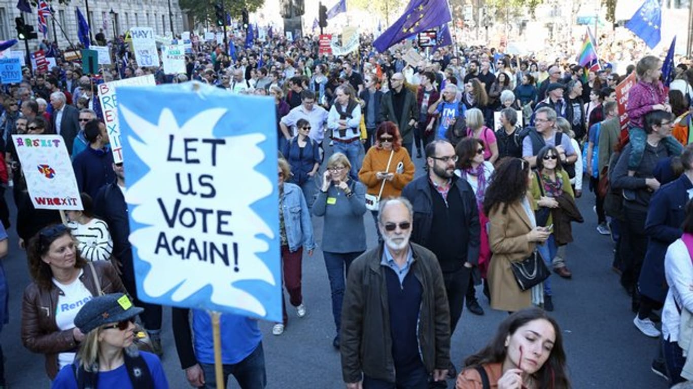 Teilnehmer der Demonstration für ein zweites Brexit-Referendum protestieren in London.
