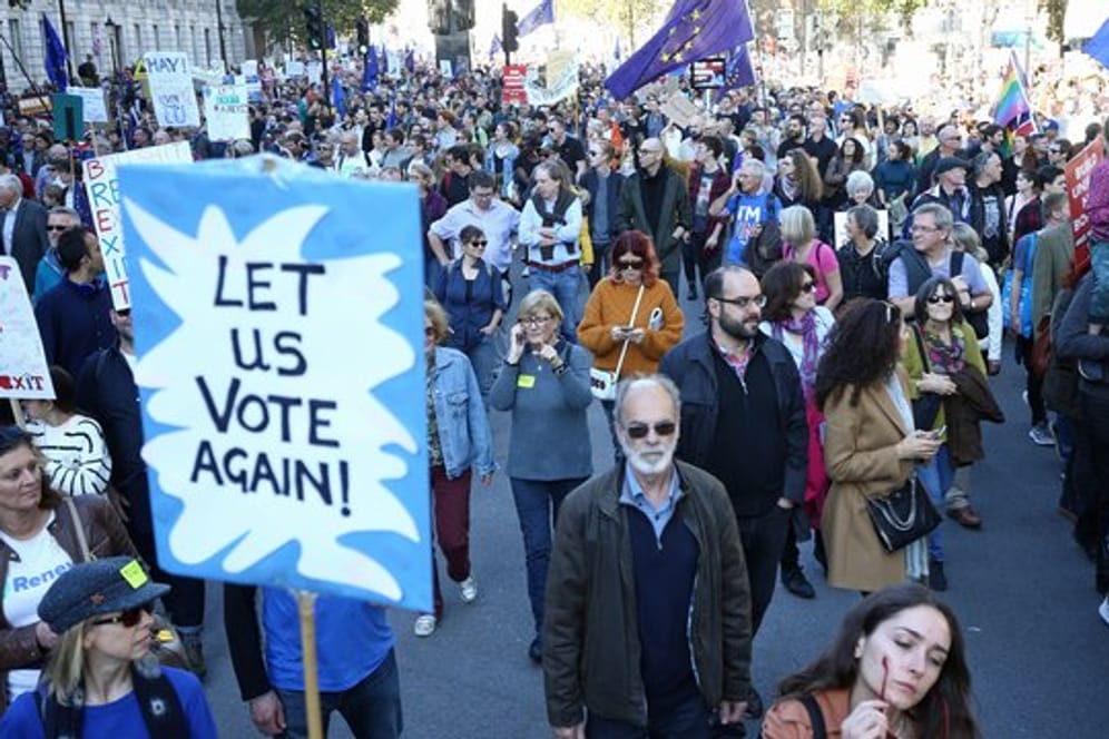 Teilnehmer der Demonstration für ein zweites Brexit-Referendum protestieren in London.