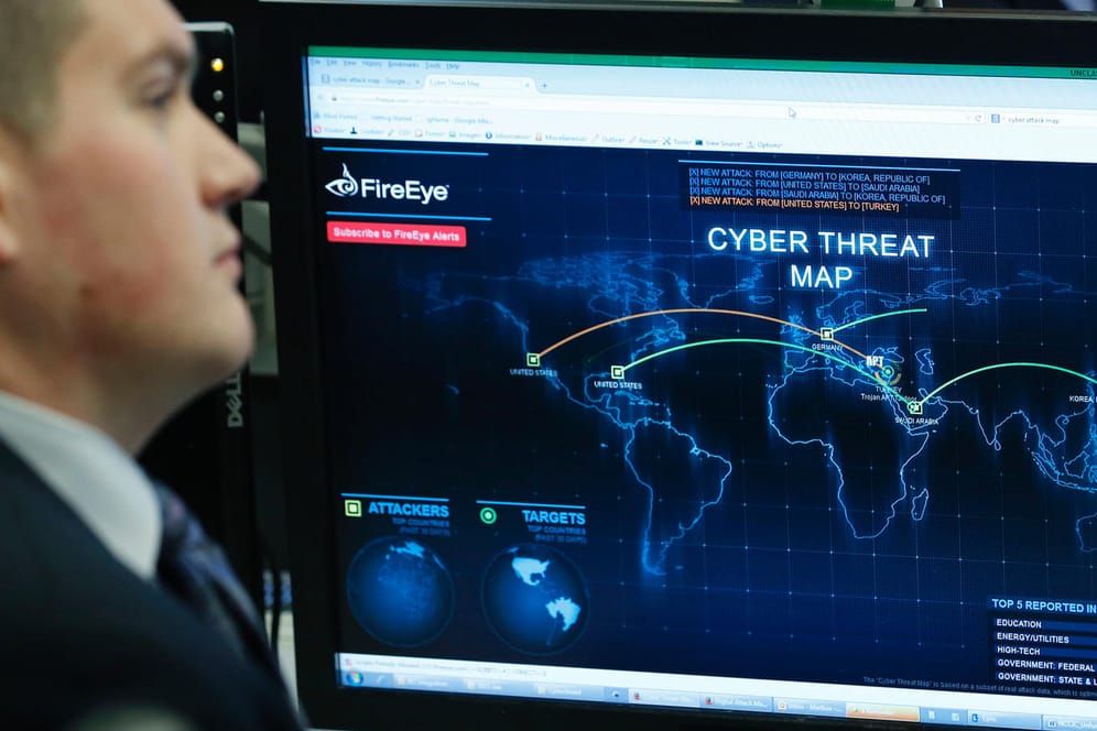 Ein Mitarbeiter der Cyber-Abwehr des US-Heimatschutzministeriums: t-online.de-Kolumnist Hans-Christian Ströbele fordert internationale Verträge zur Ächtung von Cyber-Waffen.