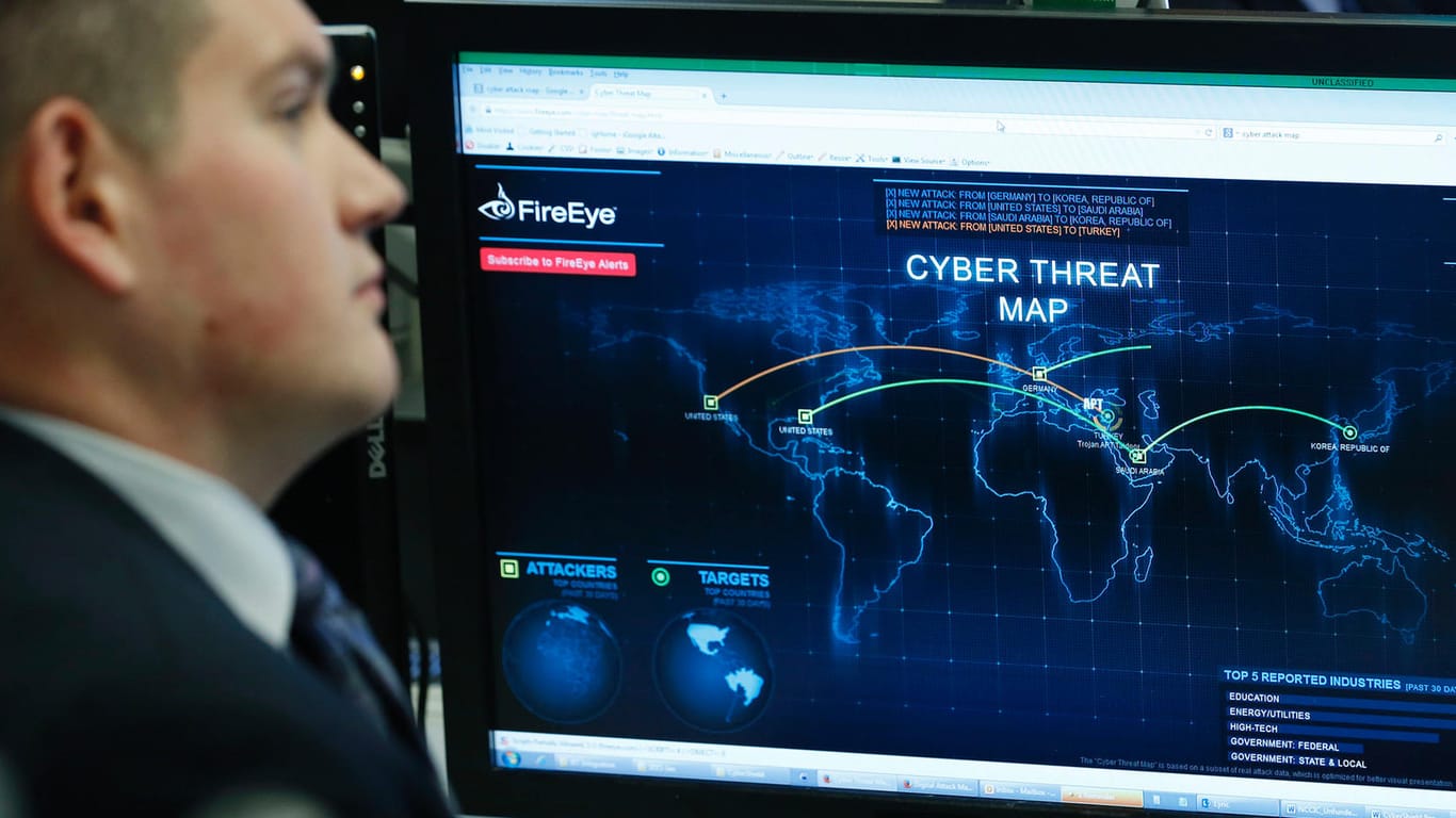 Ein Mitarbeiter der Cyber-Abwehr des US-Heimatschutzministeriums: t-online.de-Kolumnist Hans-Christian Ströbele fordert internationale Verträge zur Ächtung von Cyber-Waffen.