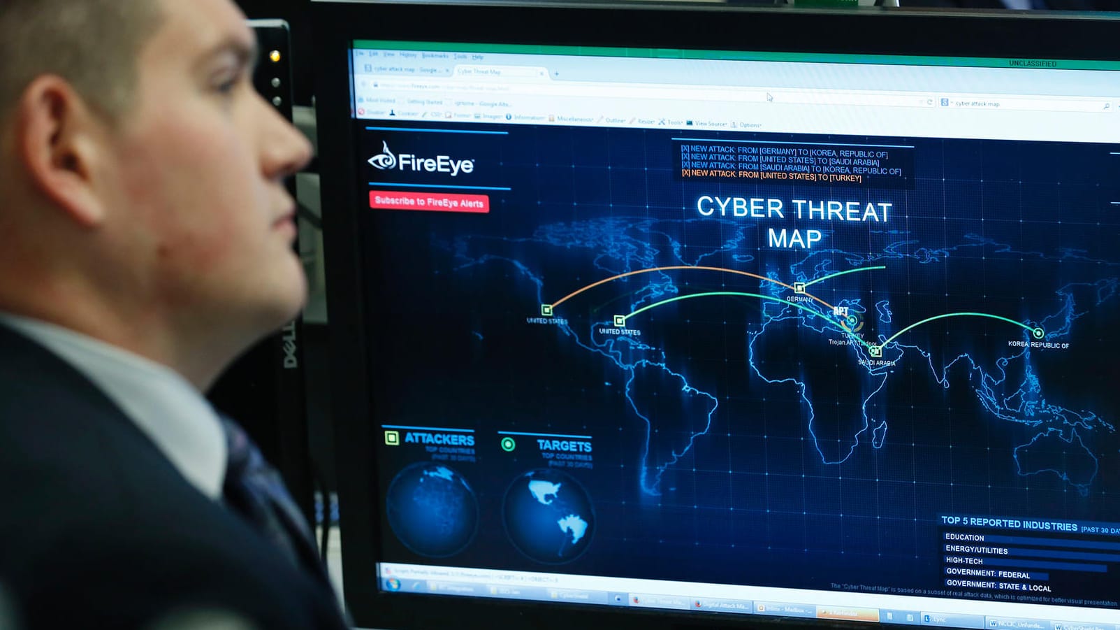 Ein Mitarbeiter der Cyber-Abwehr des US-Heimatschutzministeriums: t-online.de-Kolumnist Hans-Christian Ströbele fordert internationale Verträge zur Ächtung von Cyber-Waffen. Ein Mitarbeiter der Cyber-Abwehr des US-Heimatschutzministeriums: t-online.de-Kolumnist Hans-Christian Ströbele fordert internationale Verträge zur Ächtung von Cyber-Waffen.