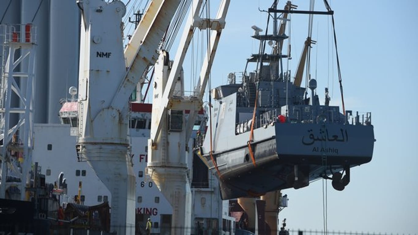 Ein Küstenschutzboot für Saudi-Arabien wird im Sassnitzer Hafen Mukran auf ein Transportschiff verladen.