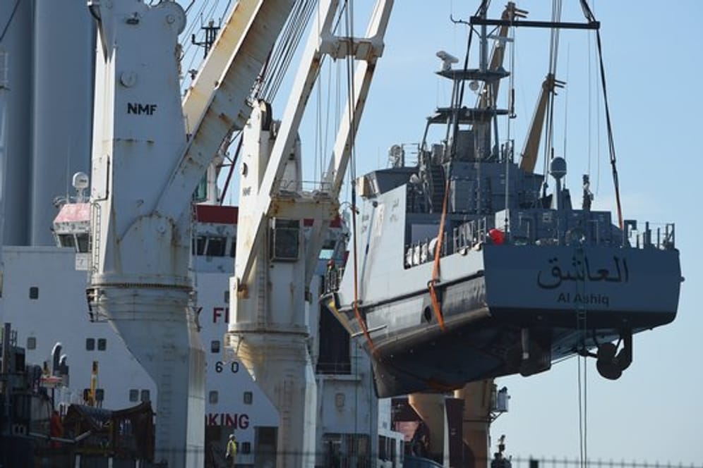 Ein Küstenschutzboot für Saudi-Arabien wird im Sassnitzer Hafen Mukran auf ein Transportschiff verladen.