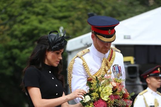 Prinz Harry und Herzogin Meghan bei der Kranzniederlegung.