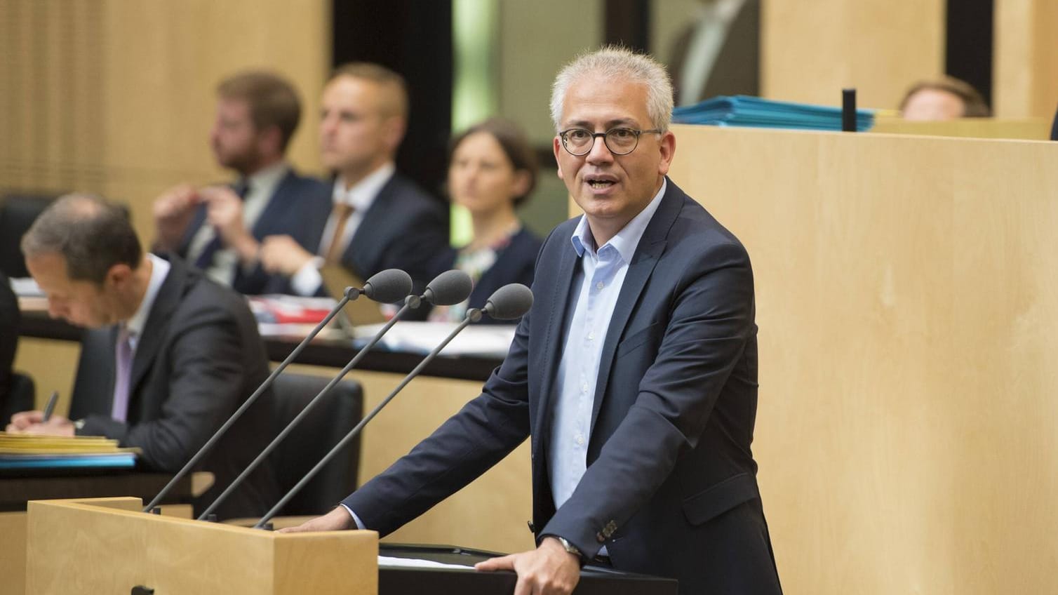 Hessens Wirtschaftsminister Tarek Al-Wazir: Der Grünen-Politiker gibt zu, dass der Höhenflug seiner Partei auch mit dem Zoff innerhalb der Groko in Berlin zu tun hat.