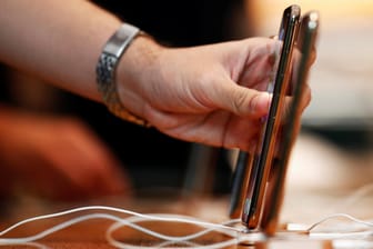 An den Strom angeschlossene iPhones im Apple Store: Laut eines Benchmarktests schneidet das iPhone XS bei der Akkulaufzeit schlechter ab als der Vorgänger.