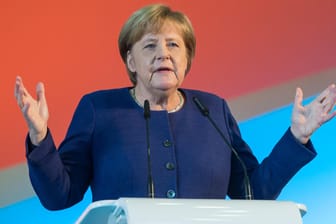 Angela Merkel beim Landesparteitag der CDU Thüringen: Die Kanzlerin fordert das Ende der Debatte über die Flüchtlingspolitik im Jahr 2015.