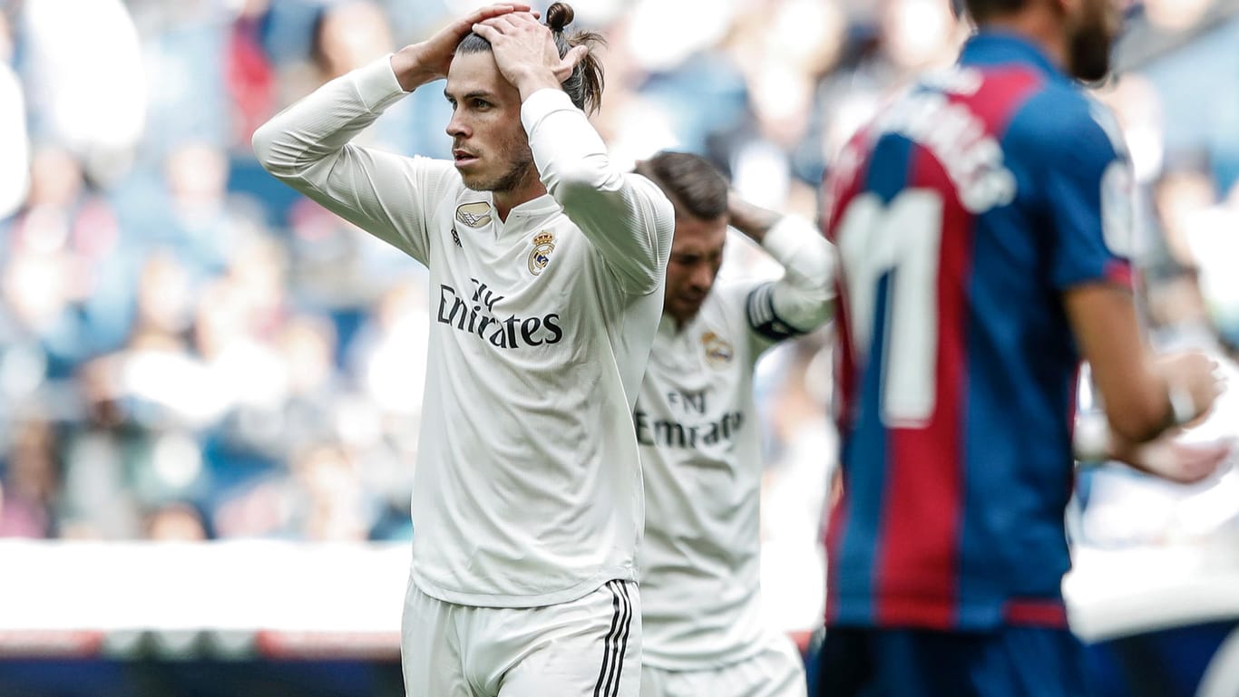 Kann es nicht fassen: Reals Gareth Bale (l.) nach einer vergebenen Chancen im Spiel gegen Levante.