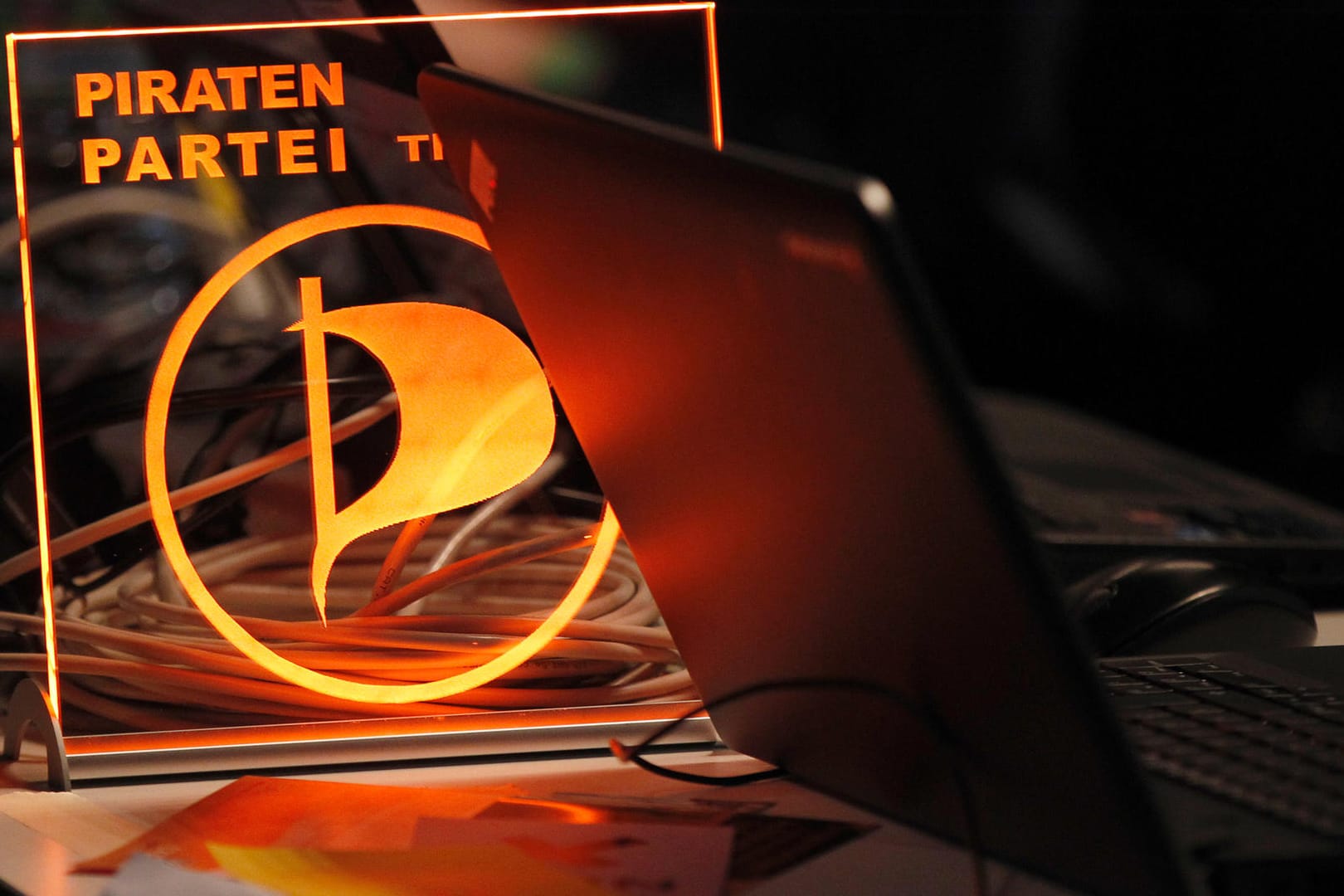 Leuchtschild mit dem Logo der Piratenpartei: Der hessische Landesverband will Klage gegen das neue Polizeigesetz in Hessen einreichen.