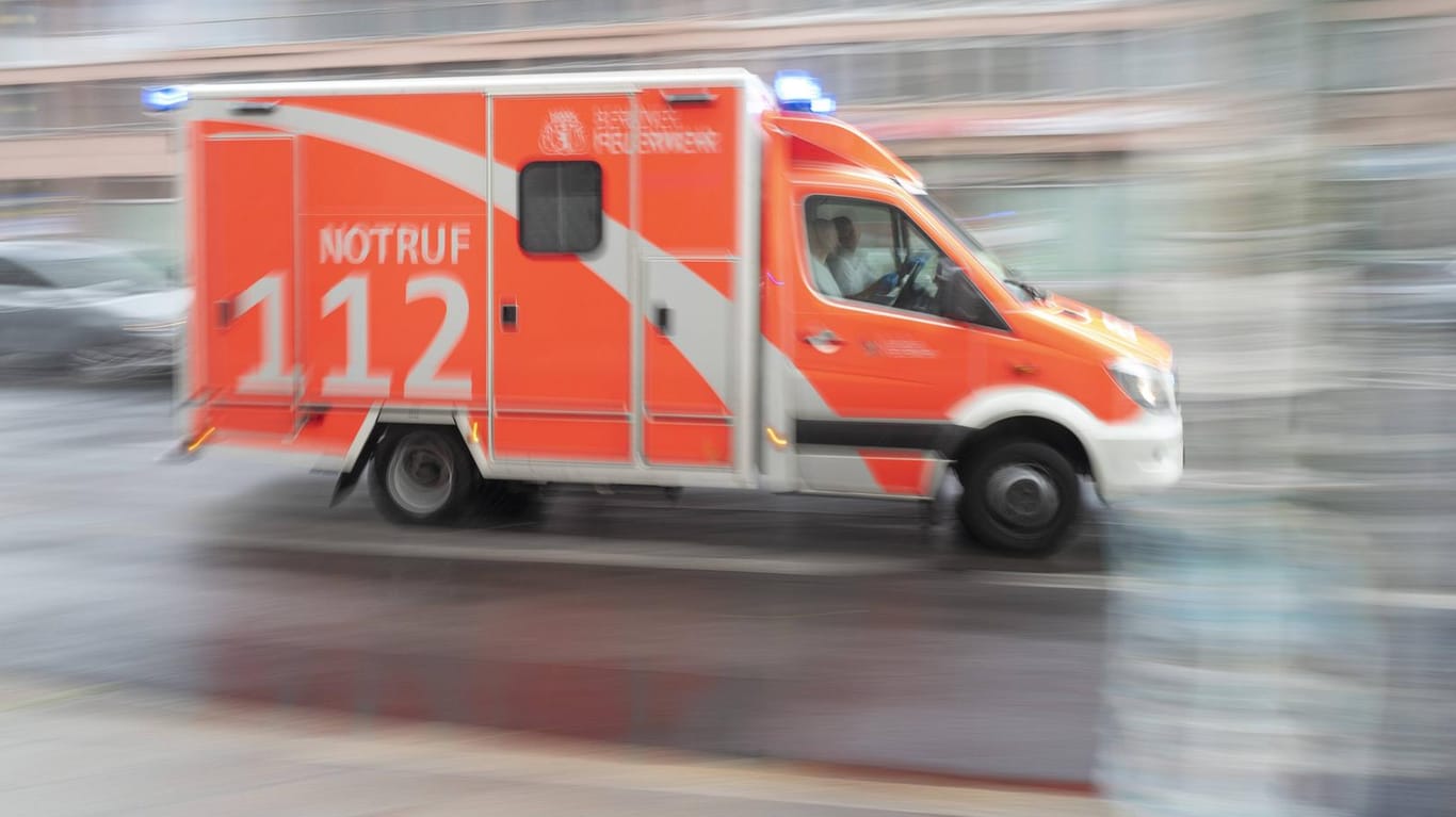 Rettungswagen im Einsatz (Symbolbild): In Hamburg wurde ein Junge von einem Lastwagen überrollt.
