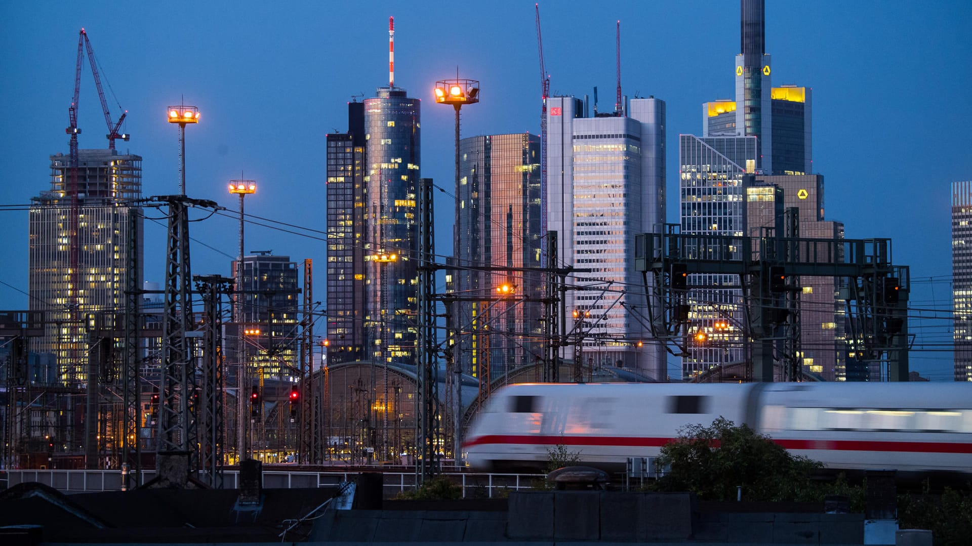 Ein ICE fährt über das Gleisvorfeld in den Hauptbahnhof Frankfurt (Main) ein: Trotz Einschränkungen kann die Schnellstrecke Köln-Frankfurt wieder befahren werden.