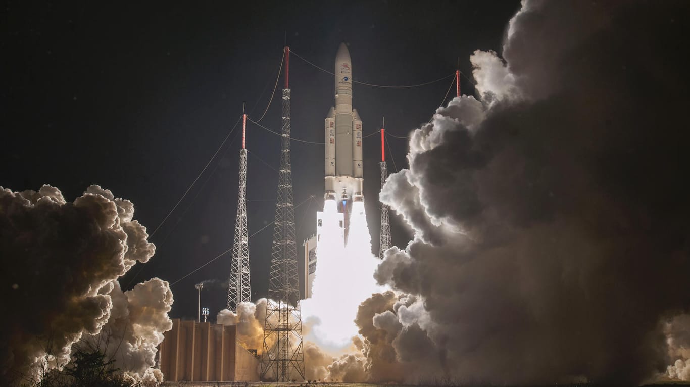 Foto der Europäischen Weltraumorganisation (ESA): Die Ariane 5-Rakete hebt mit BepiColombo von ihrer Startrampe in Kourou in Französisch-Guayana ab.
