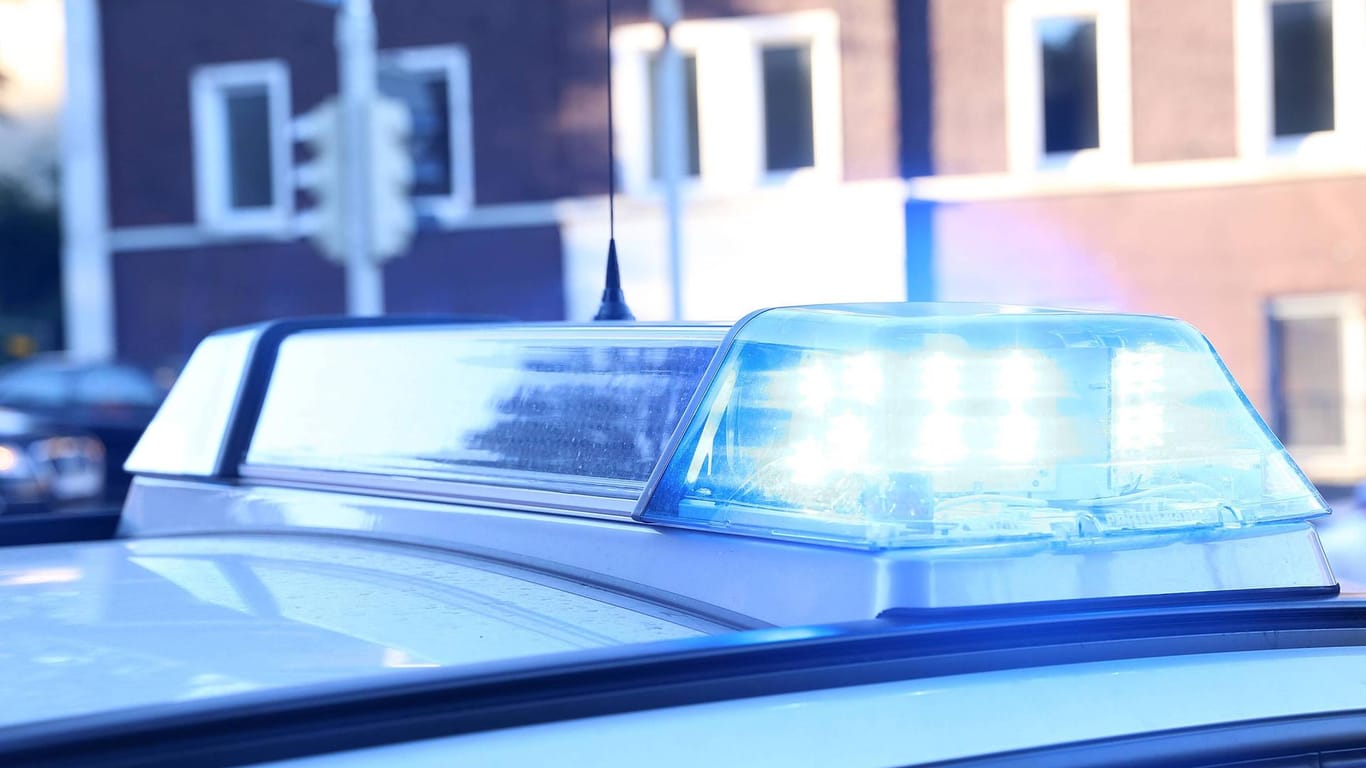Blaulicht eines Polizeiwagens: In NRW wurden in der Nacht zwei Tankstellen mit Beilen überfallen.