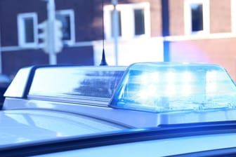 Blaulicht eines Polizeiwagens: In NRW wurden in der Nacht zwei Tankstellen mit Beilen überfallen.